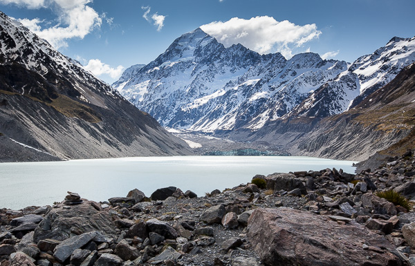 Hooker Lake with Aoraki/Mount Cook in the background. 