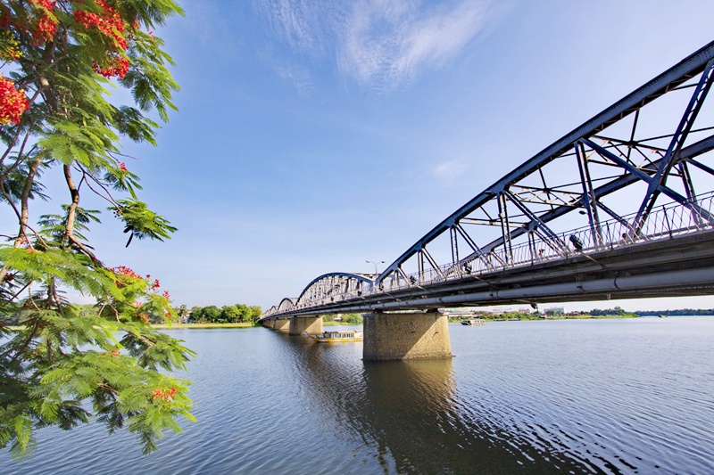 Truong Tien Bridge on a clear day. Photo from Hue City Tour. 