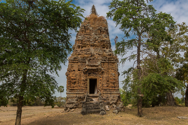 One of the temples that we found in Kampong Leaeng. This one, in the middle of a field.